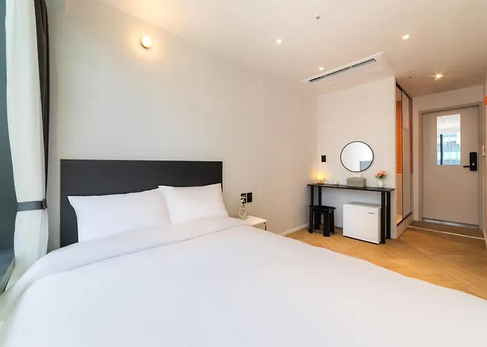 Lets Pop Hotel 2*